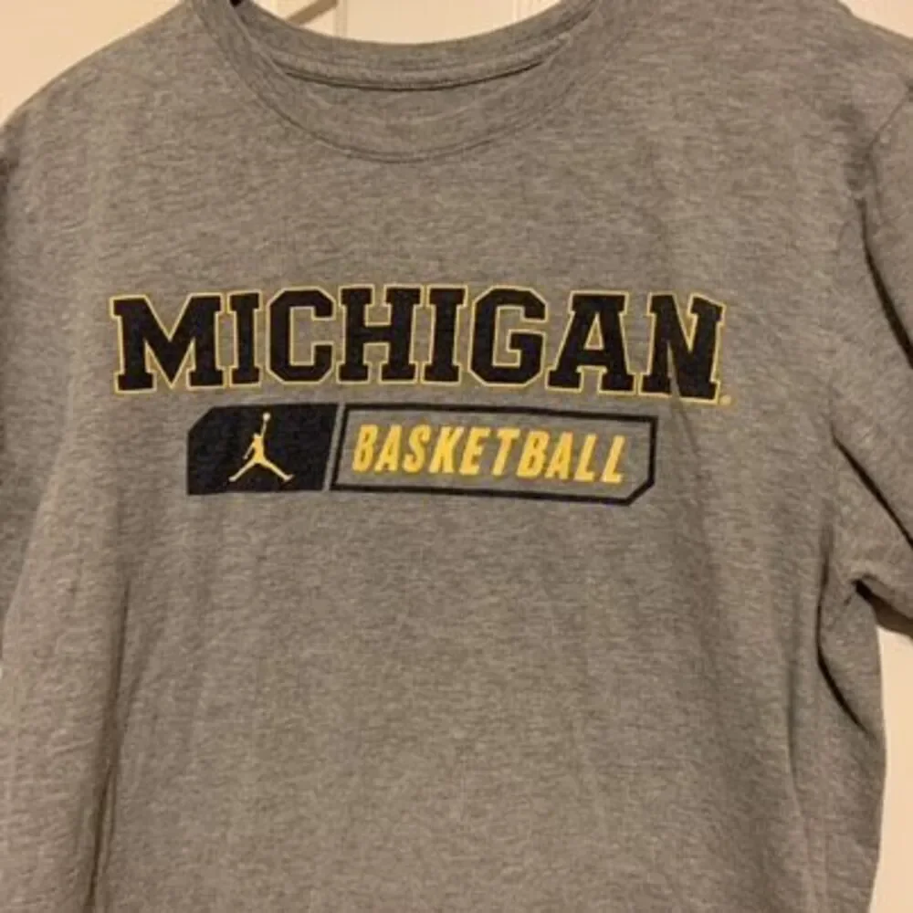 Michigan Basketball Size Medium The Nike Tee Athletic Cut T-Shirt